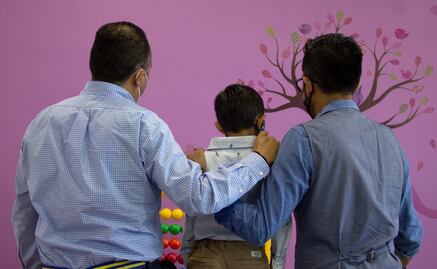 Pareja homoparental recibe en adopción a niño que estaba bajo resguardo del DIF en Morelos