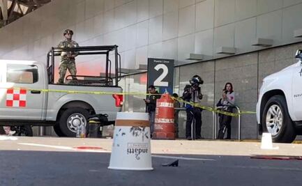 VIDEO Reportan detonaciones de arma de fuego en inmediaciones del AICM; así se escondieron pasajeros