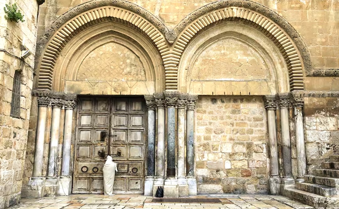 El portón de entrada a la Basílica del Santo Sepulcro en la Ciudad Vieja de Jerusalén. Foto: AP