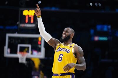 LeBron James renuncia a más de 50 millones de dólares para que Lakers contrate una estrella 