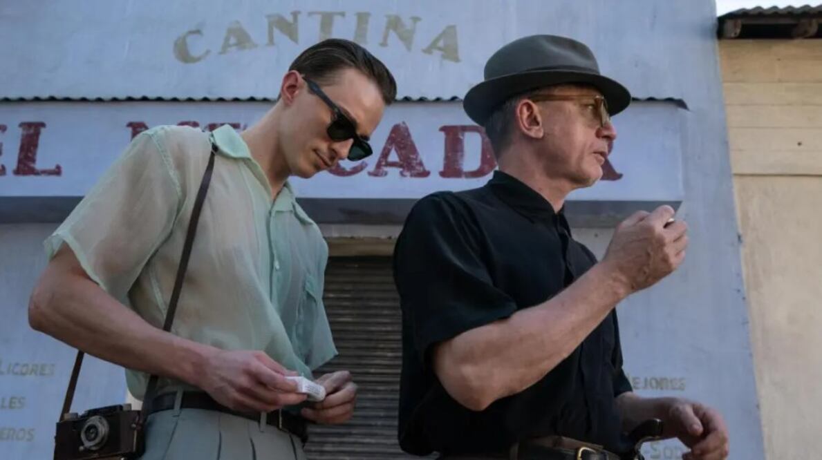 En esta escena de la película  Queer aparece, a la izquierda, Drew Starkey, quien interpreta a Allerton (personaje basado en Adelbert Lewis Marker); a la derecha, Daniel Craig, como William Lee (alter ego de Burroughs). / ESPECIAL