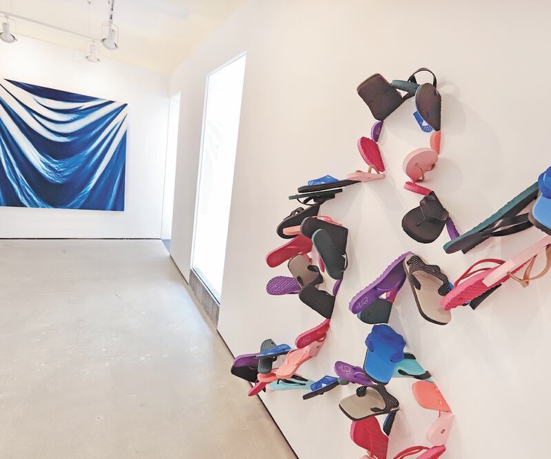 En primer plano, obra del artista guanajuatense Maximiliano Rosiles; al fondo, en azul, una propuesta de Jorge Rosano Gamboa, originario de la Ciudad de México. Fotos: BERENICE FREGOSO. EL UNIVERSAL