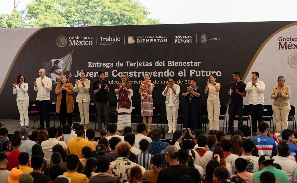 La presidenta Claudia Sheinbaum Pardo encabezó la Entrega de Tarjetas de Bienestar de la beca Jóvenes Construyendo el Futuro, en Acapulco, Guerrero. Foto: Hugo Salvador / EL UNIVERSAL