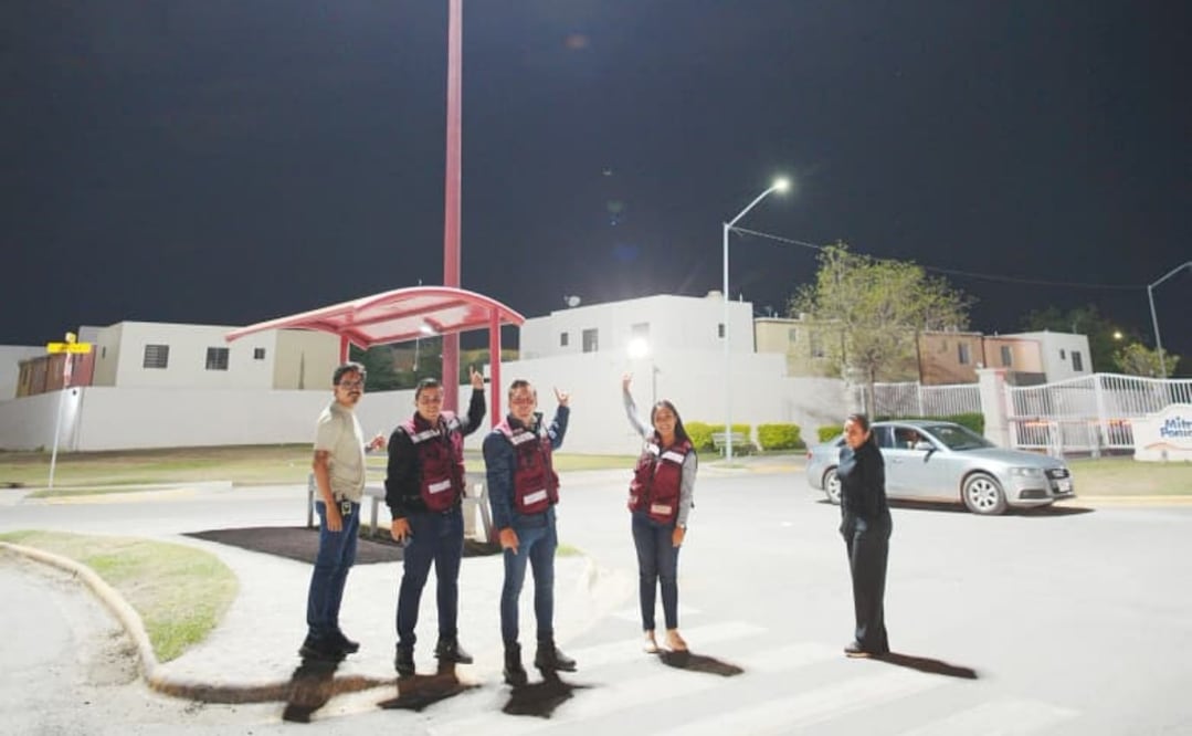 El alcalde Manuel Guerra Cavazos supervisa el funcionamiento de una Mega Torre de Luz durante un recorrido nocturno en García, Nuevo León. Foto: Especial.