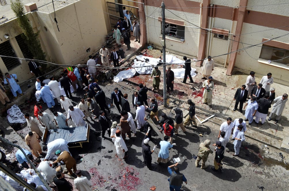 Personas se reúnen en el sitio de una explosión en el hospital Quetta, Pakistán (Foto: Xinhua)