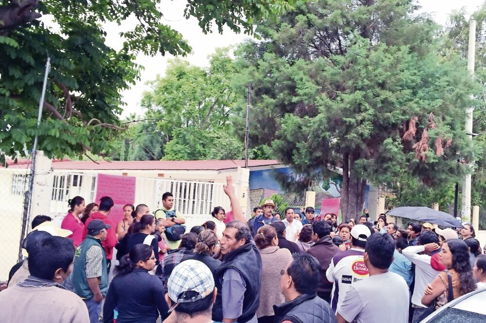 Dos grupos se enfrentaron ayer en la primaria Benito Juárez, en Santa Lucía del Camino. Unos quieren cerrar el plantel y apoyar a la CNTE; otros no (ESPECIAL)