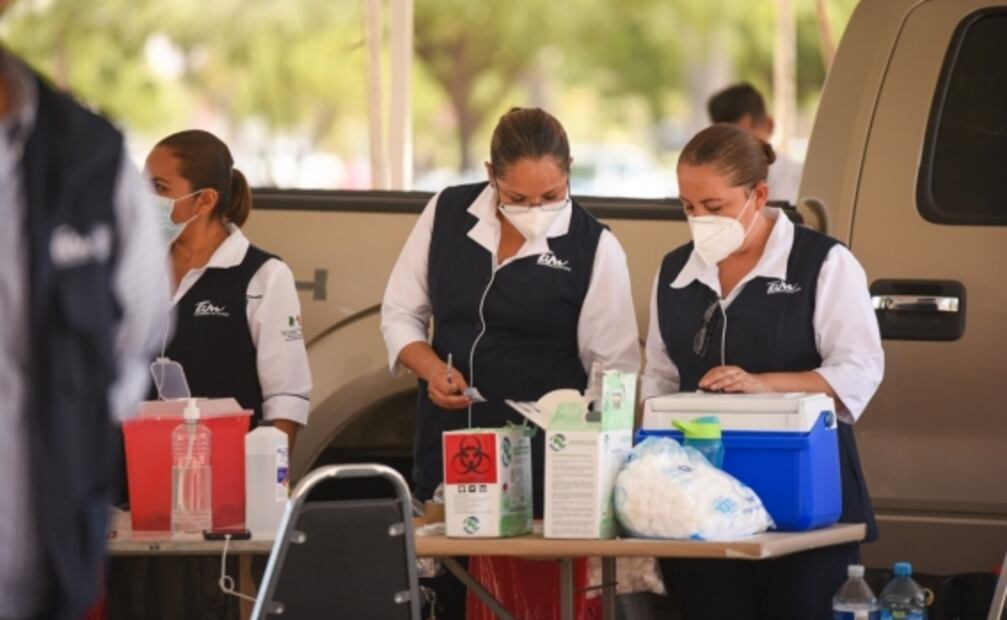 “Hasta me traje 'lonche'”: con largas filas, adultos mayores de Tamaulipas esperan recibir vacuna antiCovid