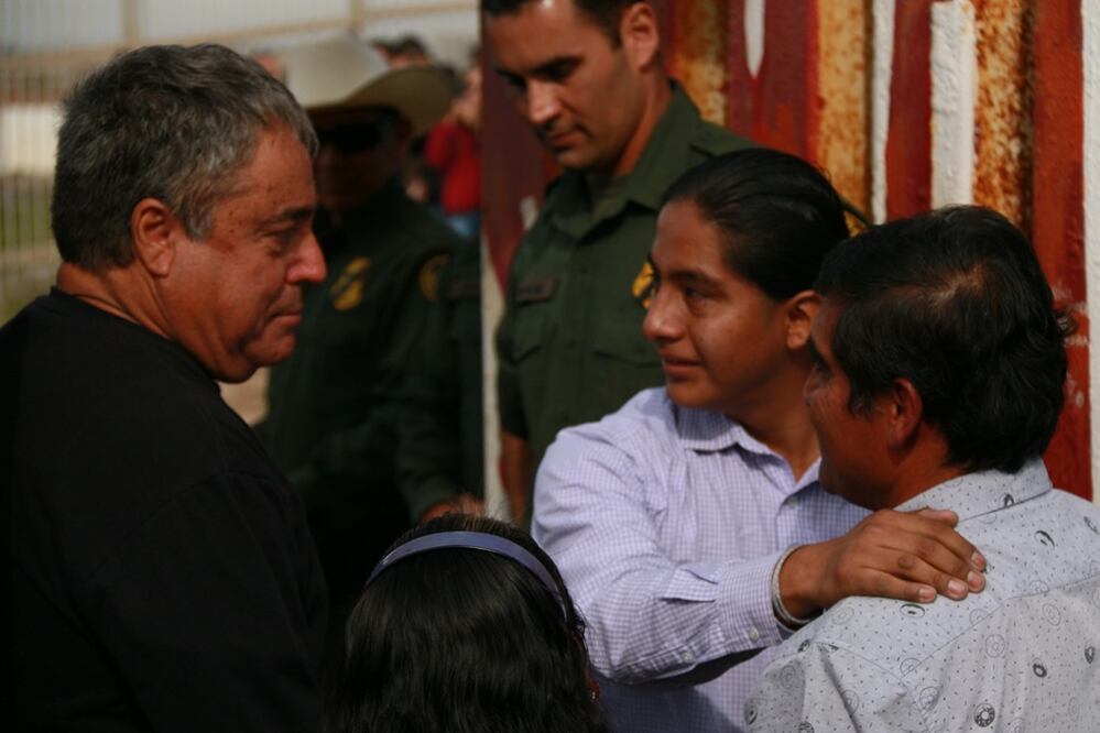 En la frontera con Estados Unidos, decenas de personas se reunieron con sus familiares y se abrazaron