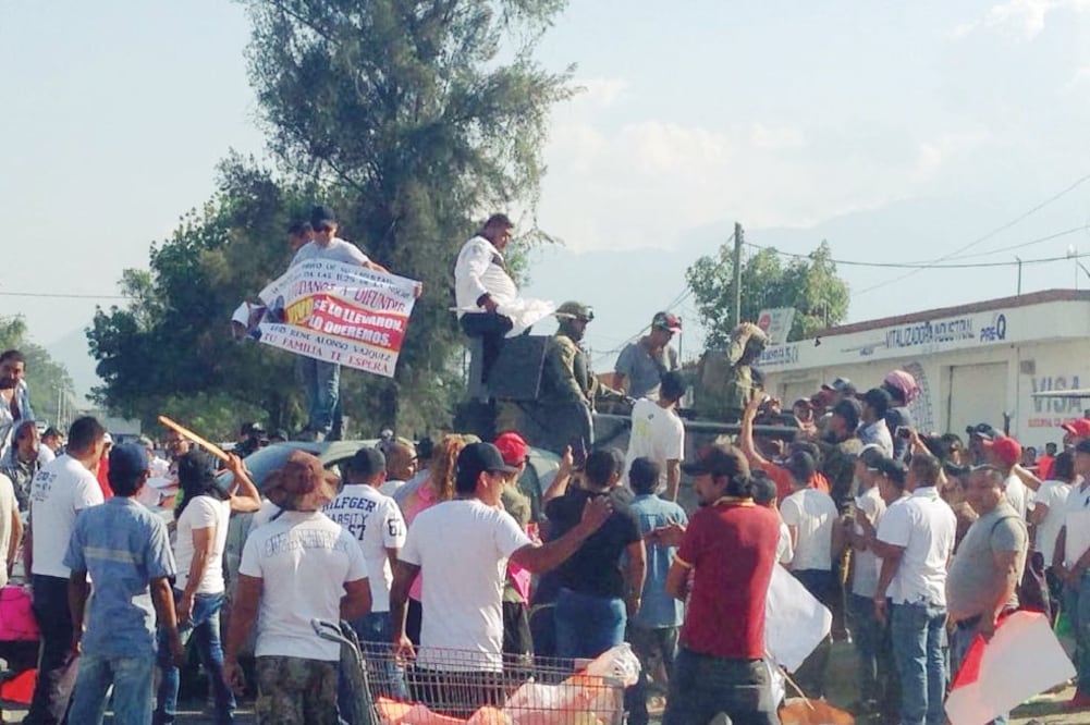 Algunos asistentes a la manifestación por los desaparecidos rodearon a los marinos, con cartulinas exigieron justicia, después, jóvenes con el rostro cubierto comenzaron a increparlos, y luego los empujaron y vandalizaron una unidad de la Semar (ESPECIAL)