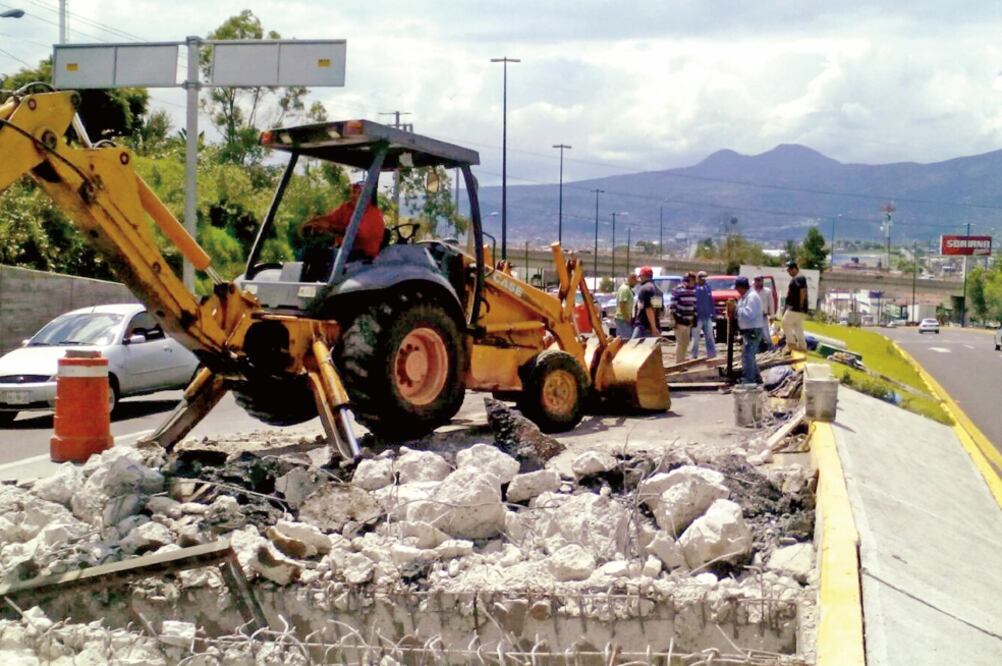 El libramiento norte de Morelia, con una inversión de 500 millones de pesos, debió empezar a operar en diciembre de 2014, con “un final de fotografía” (CARLOS ARRIETA. EL UNIVERSAL)