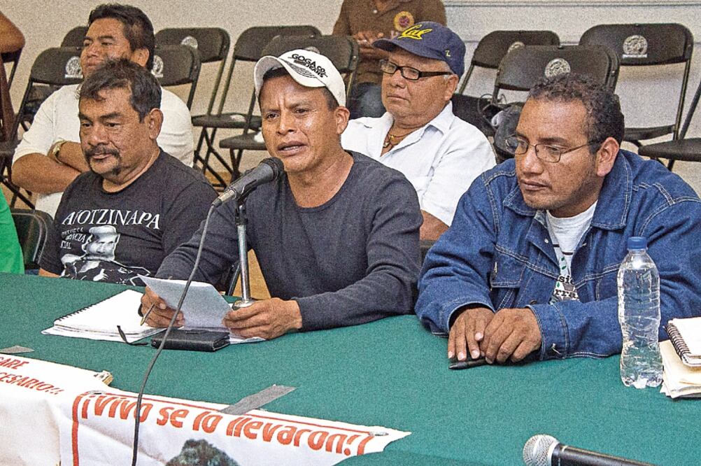 Papás y compañeros de los normalistas de Ayotzinapa dijeron que su movimiento luchará por la aparición con vida de los jóvenes, la libertad de presos políticos y el respeto a derechos humanos (DAVID POLO. CUARTOSCURO)