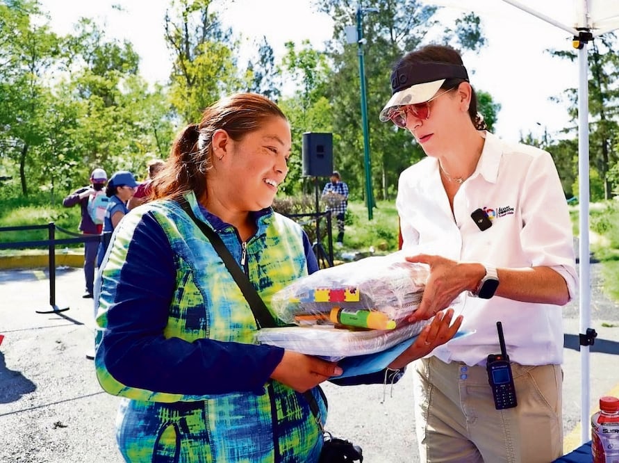 La alcaldesa Lía Limón repartió este fin de semana los primeros paquetes con útiles escolares. Foto: Especial