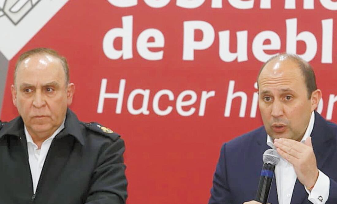 El secretario de Gobierno, Fernando Manzanilla (der), anunció una investigación contra quienes mataron a los presuntos delincuentes. ESPECIAL