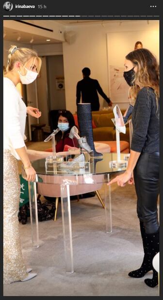 Irina Baeva conoce a Sarah Jessica Parker y practica con ella inglés