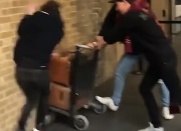 Intentan cruzar pared "mágica" de Londres hacia Hogwarts