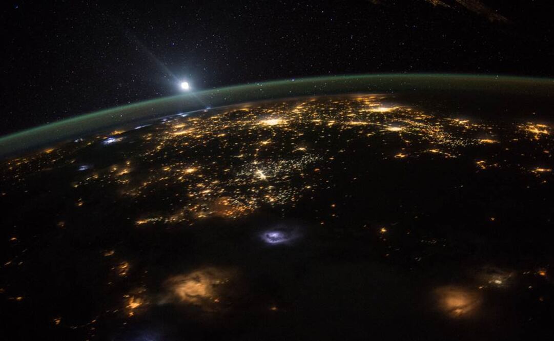 Cualquier persona podría sentirse un astronauta con un smartphone. Foto: NASA