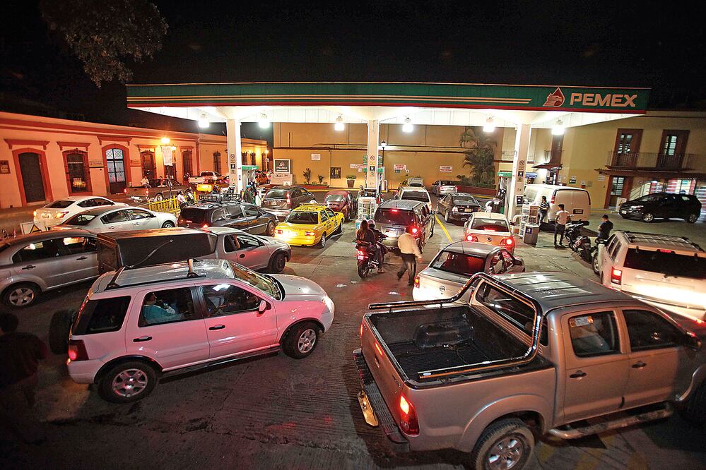 En el centro de la capital oaxaqueña decenas de automovilistas se concentraron anoche en las gasolineras con el fin de abastecerse de suficiente combustible.(VALENTE ROSAS. EL UNIVERSAL)