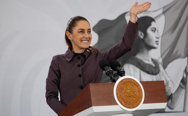 Sheinbaum analiza medidas para evitar alza en gasolina ante volatilidad del petróleo; todavía hay gasolina que se importa, aclaró