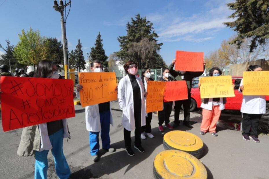 Médicos protestan por ser excluidos de vacunas anti Covid-19 en Toluca