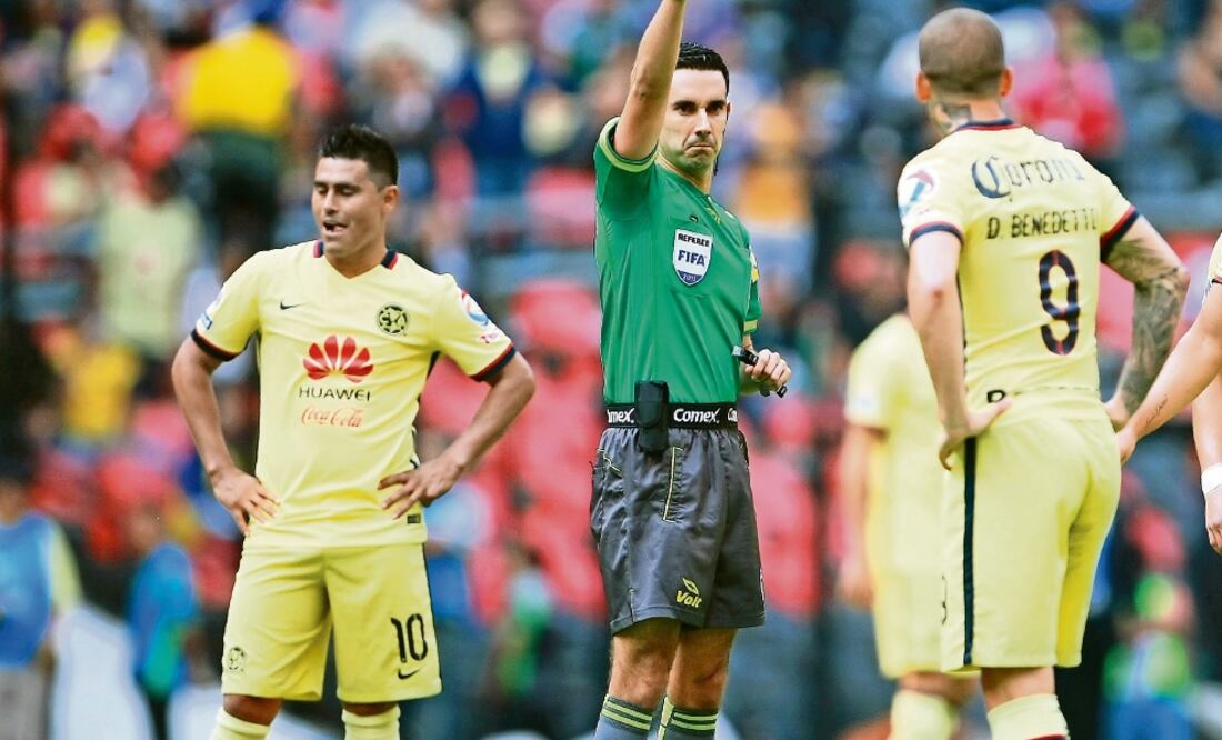 El impartidor de justicia demuestra su autoridad al expulsar a Darío Benedetto, ex delantero de las Águilas del América (FRANCISCO ESTRADA. JAM MEDIA)