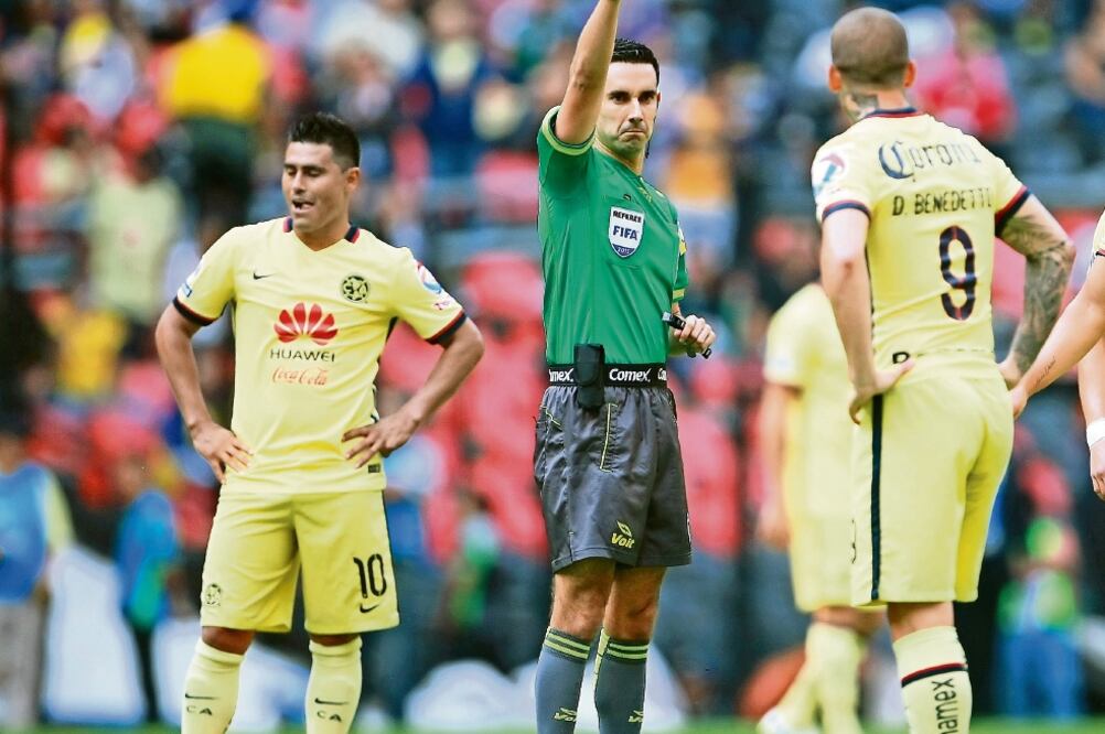 El impartidor de justicia demuestra su autoridad al expulsar a Darío Benedetto, ex delantero de las Águilas del América (FRANCISCO ESTRADA. JAM MEDIA)