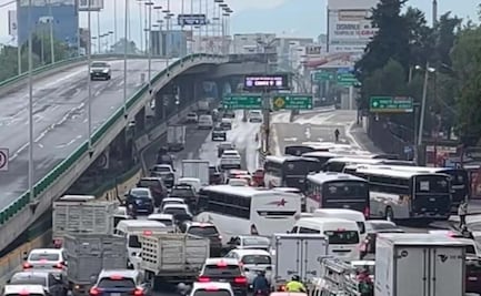 Operadores de transporte público bloquean Periférico Norte; denuncian extorsiones por parte de una organización