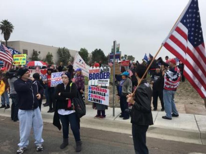 En medio de protestas, Trump llega a California para ver prototipos de su muro