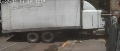 Tráiler embiste a tres vehículos en Naucalpan; uno de los autos termina impactado contra una vivienda