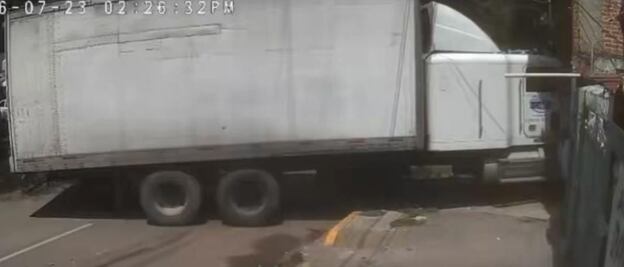 Tráiler embiste a tres vehículos en Naucalpan; uno de los autos termina impactado contra una vivienda