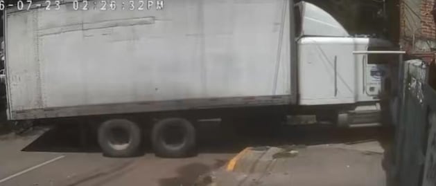 Tráiler embiste a tres vehículos en Naucalpan; uno de los autos termina impactado contra una vivienda