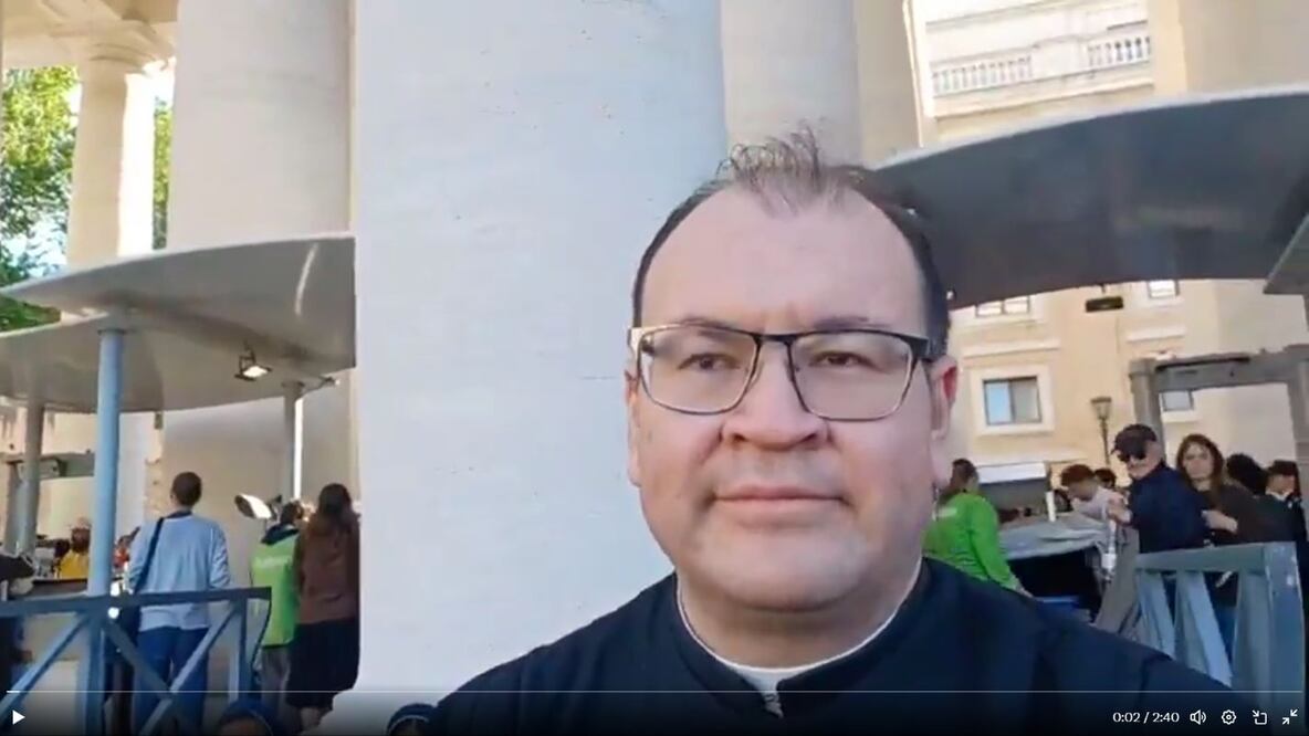 El sacerdote mexicano, Víctor Lamas, en el funeral del papa Francisco. FOTO: JORGE GUTIÉRREZ. EL UNIVERSAL