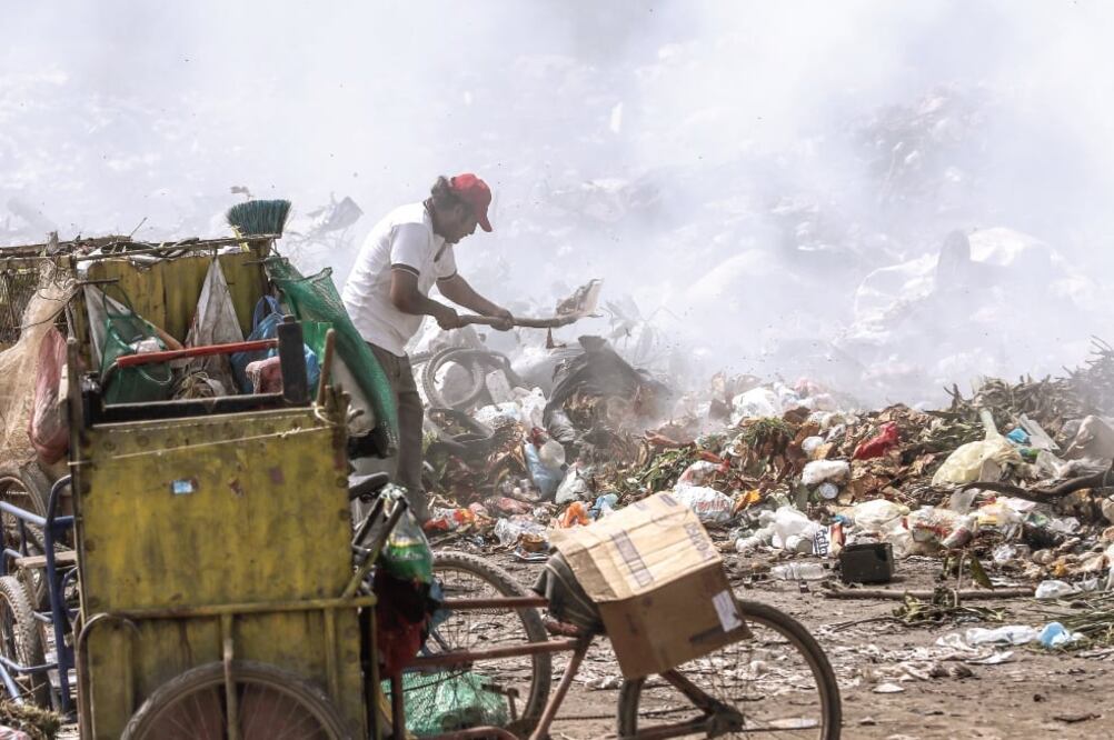 De los pedazos de paredes rosas, azules y blancas de las casas derrumbadas, decenas de ciudadanos sacan algunos palos, latas de aluminio, poco de varilla y botellas de plástico para obtener recursos. (JUAN CARLOS REYES. EL UNIVERSAL)