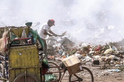 Sobreviven de los escombros que dejó el terremoto