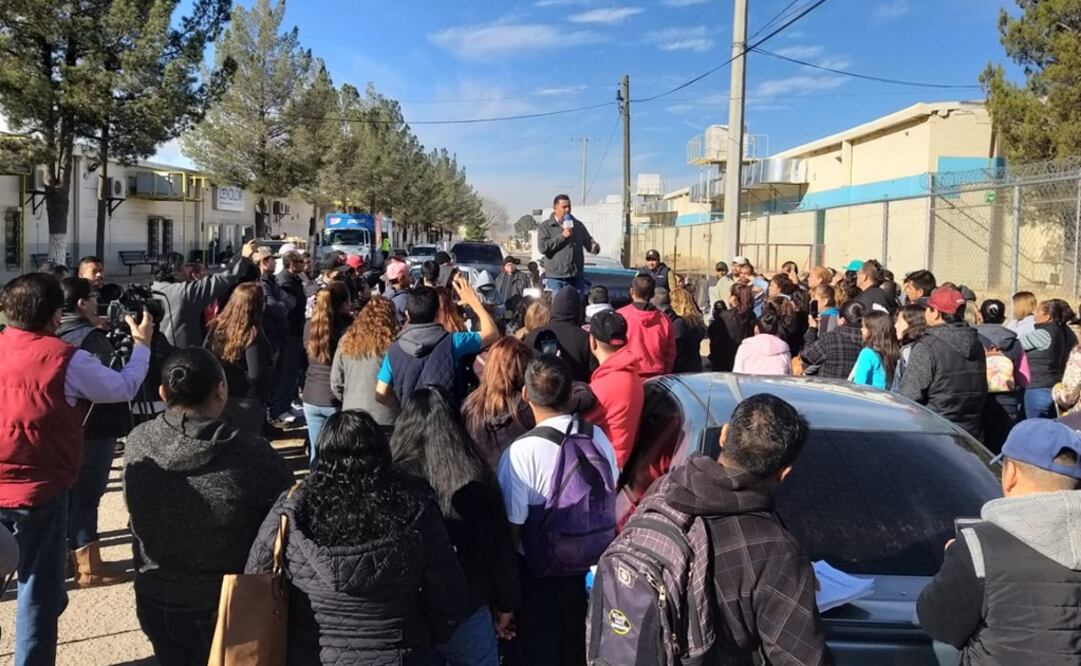 El diputado del PES, Carlos Navarrete Aguirre, en diálogo con los obreros de Levolor que se encuentran en paro en Agua Prieta (Foto: Amalia Escobar / EL UNIVERSAL)