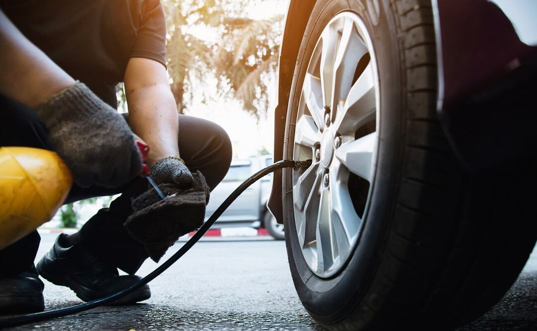 Las llantas de un auto requieren mantenimiento constante. Foto: Freepik