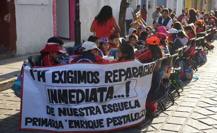 Alumnos de escuela primaria de Oaxaca reanudan clases en la calle 