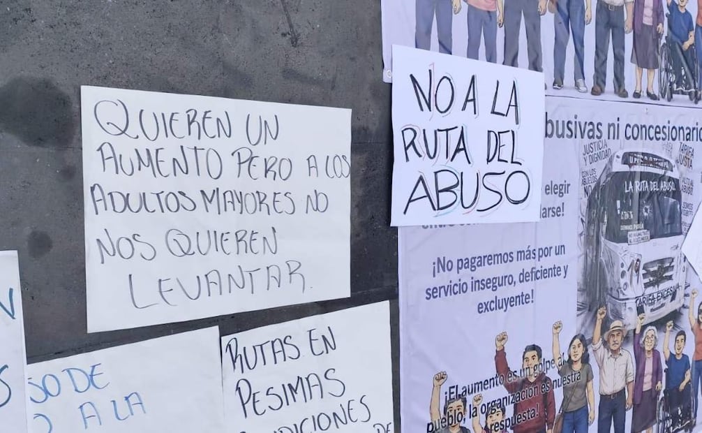 Manifestantes instalan plantón en Cuernavaca por tarifa del transporte; rechazan aumento a 13 pesos.
Foto: Especial.