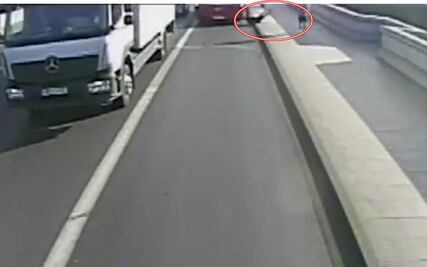 Video. Corredor empuja a mujer frente a un autobús en Londres