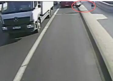 Video. Corredor empuja a mujer frente a un autobús en Londres