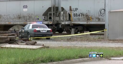 Tren arrolla a joven que modelaba sobre las vías