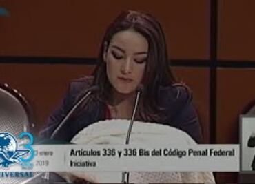 Con bebé en brazos, senadora propone cárcel a quien abandone a hijos