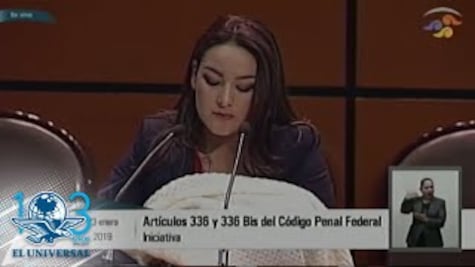 Con bebé en brazos, senadora propone cárcel a quien abandone a hijos