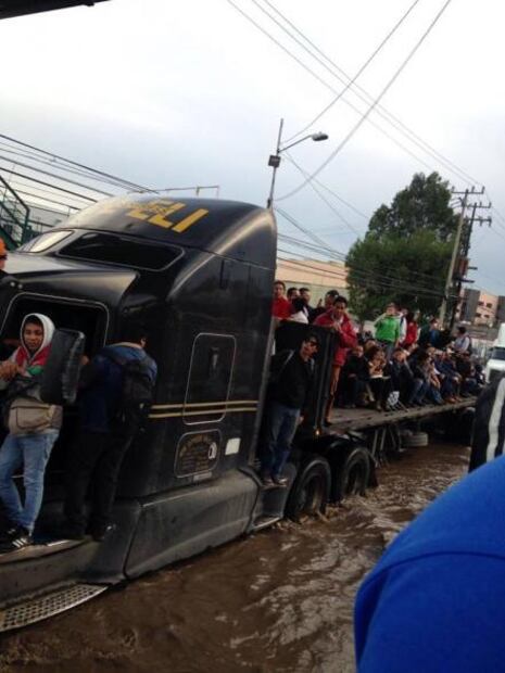 Salieron de inundación en Tultitlán en tráiler