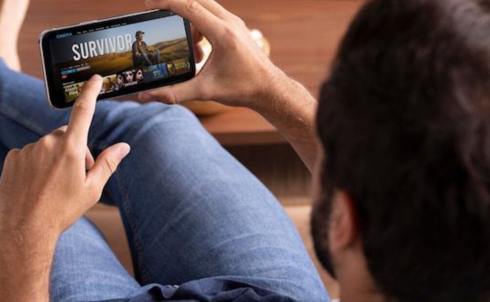 Duplica la velocidad de reproducción de películas en Netflix en tu móvil. Fuente: Freepik.