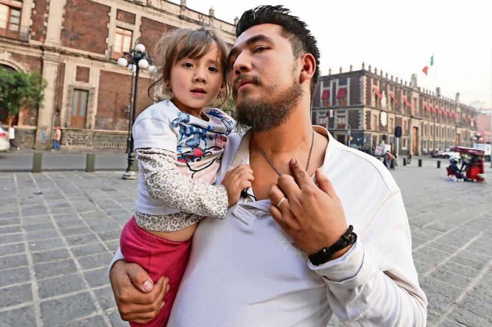 La familia comerciante Vázquez Moreno fue golpeada por policías. A Humberto le cortaron el cuello y a su esposa le golpearon el rostro. (FOTO: BERENICE FREGOSO)