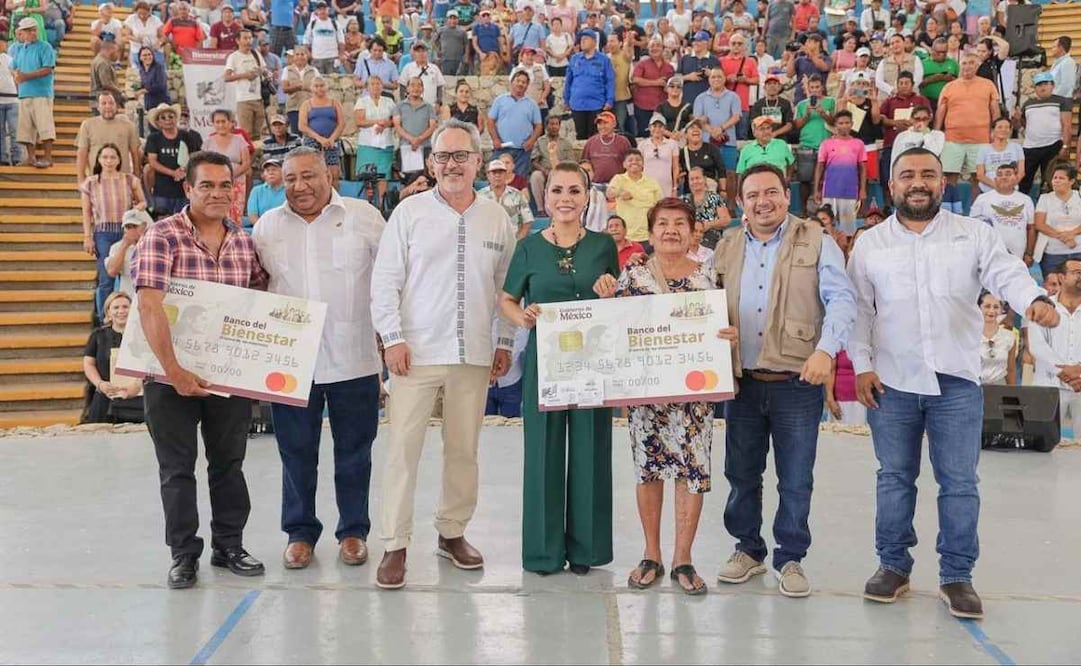 Evelin Salgado entrega apoyo económico a pescadores. Foto: Especiales.