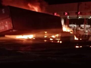 Tras choque y volcadura tráiler se incendia en caseta de la autopista México-Puebla