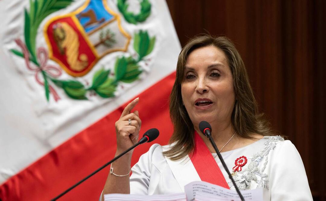 Dina Boluarte, presidente de Perú, afirmó que existe una gran necesidad de contar con más policías en la categoría de suboficiales, para garantizar la seguridad ciudadana y el orden interno. Foto: EFE