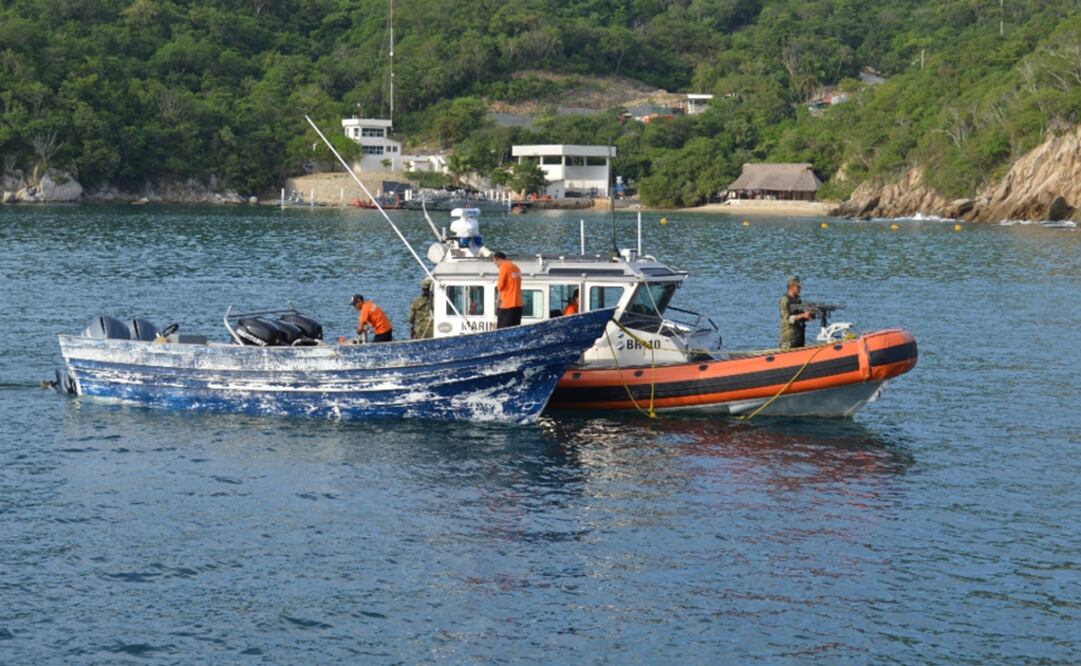 La Secretaría de Marina detuvo a 5 sujetos con 3 mil litros de combustible del que no pudieron comprobar su procedencia. Foto: Especial