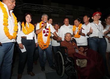 Reaparece Nestora Salgado en mitin de AMLO